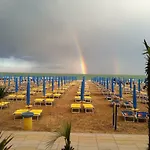 Piccolo Moderno Appartamento sulla Spiaggia in Centro